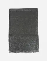 Pashmina rectangular de color negro con acabado brillante tipo lurex y bordes desflecados.