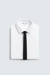 Corbata estrecha de seda color azul marino, con tejido texturizado.