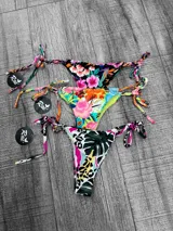 Bombacha de bikini con tiras laterales y estampado floral o animal print.