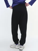 Pantalón tipo jogger de algodón con cintura elástica y cordón ajustable. Presenta bolsillos laterales y puños elásticos en los tobillos, con un corte holgado y cómodo.