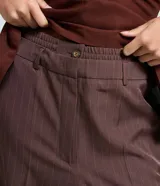 Pantalón de sastrería color marrón con raya de tiza vertical y pipping lateral. Confeccionado en viscosa certificada y poliéster.
