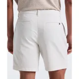 Bermudas color blanco con pinzas, bolsillos laterales y traseros.