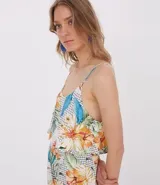 Mono corto con estampado floral y volados.