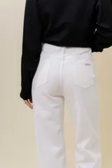 Jean de corte recto y tiro medio en color crudo. Cuenta con diseño clásico de cinco bolsillos, cierre frontal con botón y cremallera, y pasacintos.