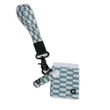 Billetera elástica de tejido resistente color celeste y blanco con patrón geométrico, con bolsillo para tarjetas y efectivo e incluye argolla tipo llavero.