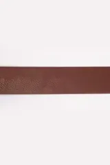 Cinturón de hombre marca Mistral, confeccionado en cuero sintético color marrón. Presenta una hebilla metálica rectangular en tono oscuro con el logo de la marca grabado y una presilla con el nombre de la marca en relieve.