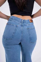 Pantalón de jean celeste, corte wide leg, tiro alto y cinco bolsillos.