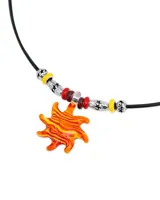 Collar con cordón negro y dije de sol de vidrio naranja con vetas amarillas.