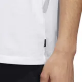 Remera de manga corta Adidas con cuello redondo, color blanco, con un estampado gráfico central que combina el logo del trébol con un diseño de hojas en tonos azules y detalles en naranja.