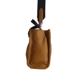 Cartera mediana de cuero color marrón con doble asa, una corta y otra larga desmontable y regulable.