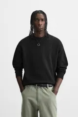 Jersey de punto de tacto suave con diseño de rayas horizontales anchas en color rosa claro y marrón oscuro. Presenta cuello redondo, manga larga y terminaciones en rib.