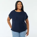 Camiseta de manga corta color azul marino, con escote redondo y tejido de punto calado con patrón geométrico.