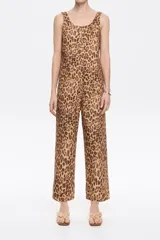 Mono de denim con estampado de leopardo, corte recto y largo hasta el tobillo. Presenta escote redondo pronunciado tanto en el frente como en la espalda, y tirantes anchos.