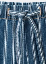 Pantalón estilo tejano vaquero de algodón con diseño largo y recto, tiro medio y estampado de rayas. Cuenta con dos bolsillos laterales y cierre de lazo en la cintura.