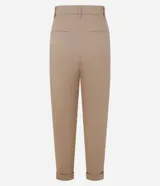 Pantalón mom fit de tiro alto color tostado, con pliegues en la cintura, trabillas para cinturón y bolsillos laterales.