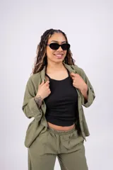 Camisa negra de lino, sin lycra, de mangas largas y corte clásico.