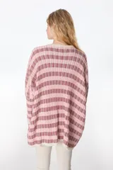 Sweater de punto con diseño a cuadros en tonos celeste, azul y beige.