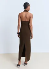 Vestido largo marrón de corte recto, con escote halter y tirantes anchos.