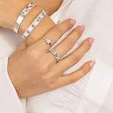 Anillo solitario de plata 925 con un topacio azul rectangular engarzado.