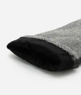 Guantes femeninos de diseño bicolor, combinando una cara de tejido gris texturizado con una cara de cuero sintético (PU) negro. Presentan un diseño elegante y funcional, ideal para la temporada de invierno.