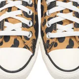 Championes Converse Chuck Taylor Ox de lona con estampado animal print tipo leopardo en tonos tostado y negro, con puntera de goma blanca y cordones blancos.