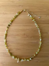 Gargantilla de piedras naturales color verde y blanco, con detalles de cuentas doradas y cierre de mosquetón dorado con cadena de extensión.