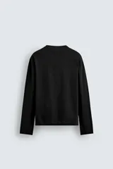 Camiseta de manga larga con corte relajado, confeccionada en algodón con acabado mercerizado y cuello redondo acabado en rib.