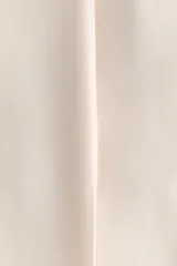 Bermuda de tiro alto en mezcla de lyocell, color beige, con piernas amplias, pinzas, raya planchada al frente y atrás, bolsillos al bies y bolsillos traseros insertados.