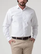 Camisa de manga larga de popelina de algodón en color blanco, marca RKF modelo Easysolid. Cuenta con cuello clásico, cierre frontal de botones y un bolsillo en el pecho con el logo bordado al tono.