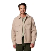 Campera tipo sobrecamisa Columbia de estilo retro, confeccionada en tejido de textura suave color beige. Presenta cierre frontal con botones, cuello clásico, dos bolsillos frontales con solapa y un anillo en D metálico en el bolsillo derecho. Incluye etiqueta de la marca en el bolsillo izquierdo.