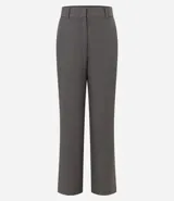 Pantalón de corte recto confeccionado en tejido de sastrería, con cintura estructurada y diseño clásico. Presenta un acabado limpio y versátil, ideal para combinar en diversos estilos.