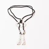 Collar con cordón negro, dije circular plateado y colgantes con forma de lágrima texturizadas.