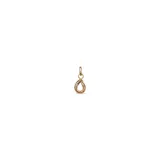 Dije charm dorado con forma de letra O, fabricado en aleación de metales con baño de oro de 18k y argolla superior para colgar.