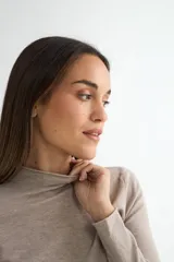 Polera de tejido de punto fino color bordó, con cuello alto y mangas largas.
