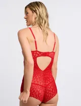 Body rojo de encaje con breteles finos regulables, busto sin aro y con forro interno.