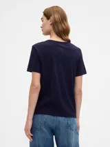 Remera azul de manga corta con cuello redondo y un pequeño oso bordado en el pecho.