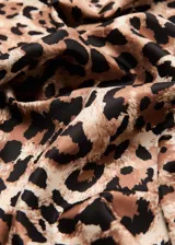 Pañuelo cuadrado de satén con estampado animal print de leopardo y bordes en tono marrón y negro.