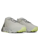 Championes de entrenamiento Under Armour modelo Halo Trainer, color gris con detalles en amarillo neón y estampado animal print en el talón. Presentan amortiguación reactiva UA HOVR, parte superior ligera con perforaciones para ventilación y suela de goma con ranuras de flexión para mayor tracción.