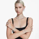 Pulsera plateada con corazones de cristal blanco con baño de rodio.