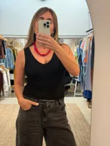 Top de algodón negro, tipo musculosa, con escote en V y diseño de canalé.