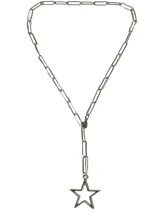 Collar tipo corbatín con cadena de eslabones rectangulares y dije de estrella calada en el extremo inferior.