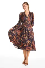 Vestido midi de manga larga con escote en V, confeccionado en tela fluida con estampado abstracto multicolor. Presenta una cintura elástica fruncida que define la silueta y una falda con caída suave y movimiento.