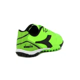 Championes de fútbol Diadora Tifosi Tf T, color verde flúor con detalles en negro y suela negra con tapones.
