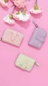 Tarjetero compacto tipo abanico con cierre perimetral y solapa frontal con broche a presión. Cuenta con múltiples ranuras para tarjetas y está confeccionado en material símil cuero con textura granulada.