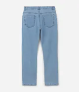 Pantalón de jean color azul claro, con corte recto, diseño clásico de cinco bolsillos, cierre frontal con botón y cremallera, y presillas para cinturón.
