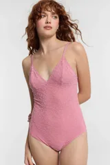 Body negro con estampado animal print, breteles finos y copas removibles.