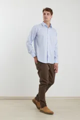 Camisa celeste con microestampado blanco, de corte clásico, manga larga y cuello italiano.
