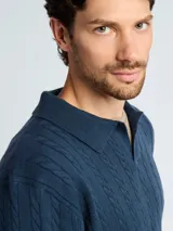 Sweater de punto trenzado con cuello polo, manga larga y diseño clásico.