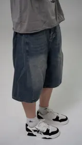 Bermuda de jean azul con lavado liviano y corte amplio.
