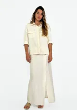 Falda larga color crudo con abertura lateral y cierre con botones.